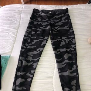 Reversible vineyard vines leggings